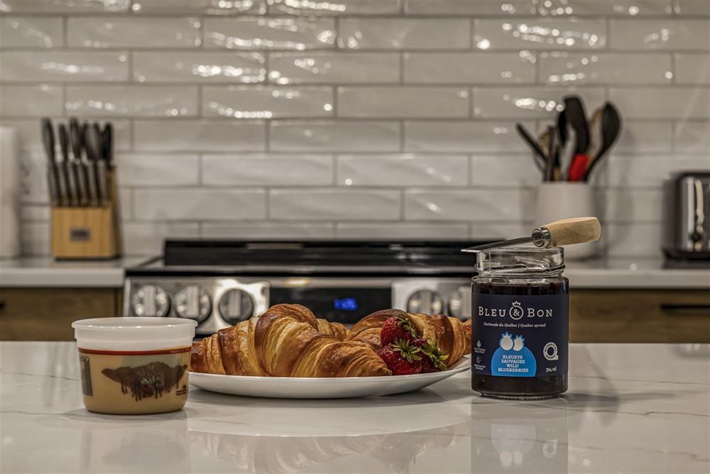 Croissants, fruits et tartinade artisanale sur le comptoir