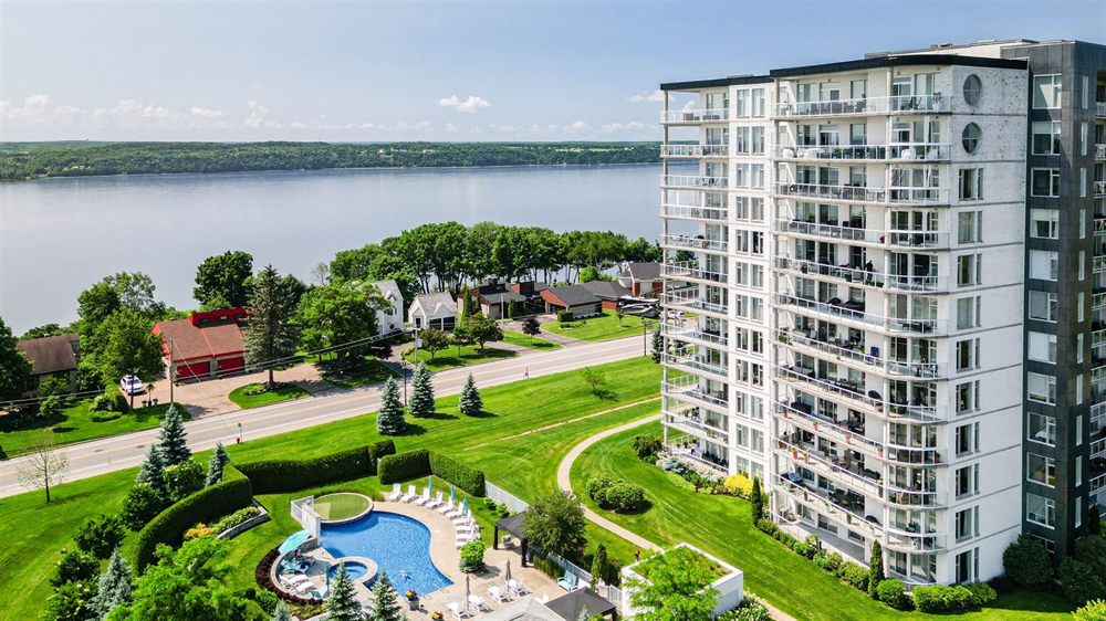 Vue aérienne d'un immeuble avec piscine en bordure du fleuve