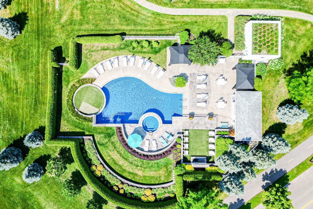 Vue à la verticale d'une piscine creusée et de son aménagement paysager